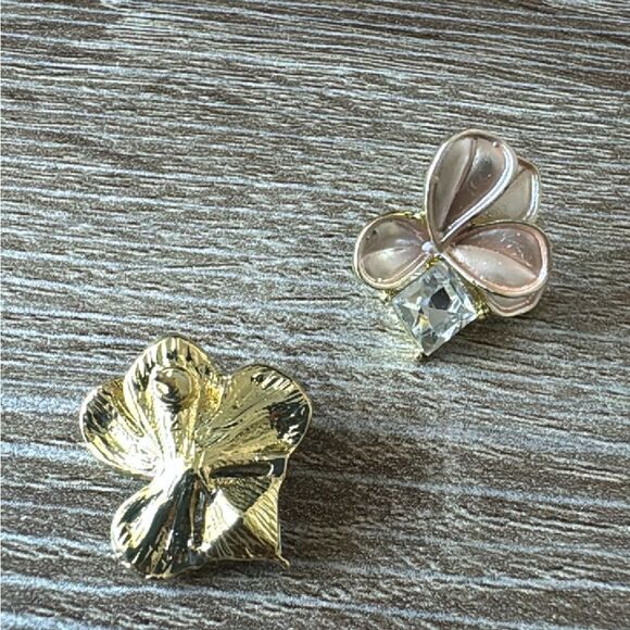 Light pink flower stud earrings A783 - Picture 3 of 4